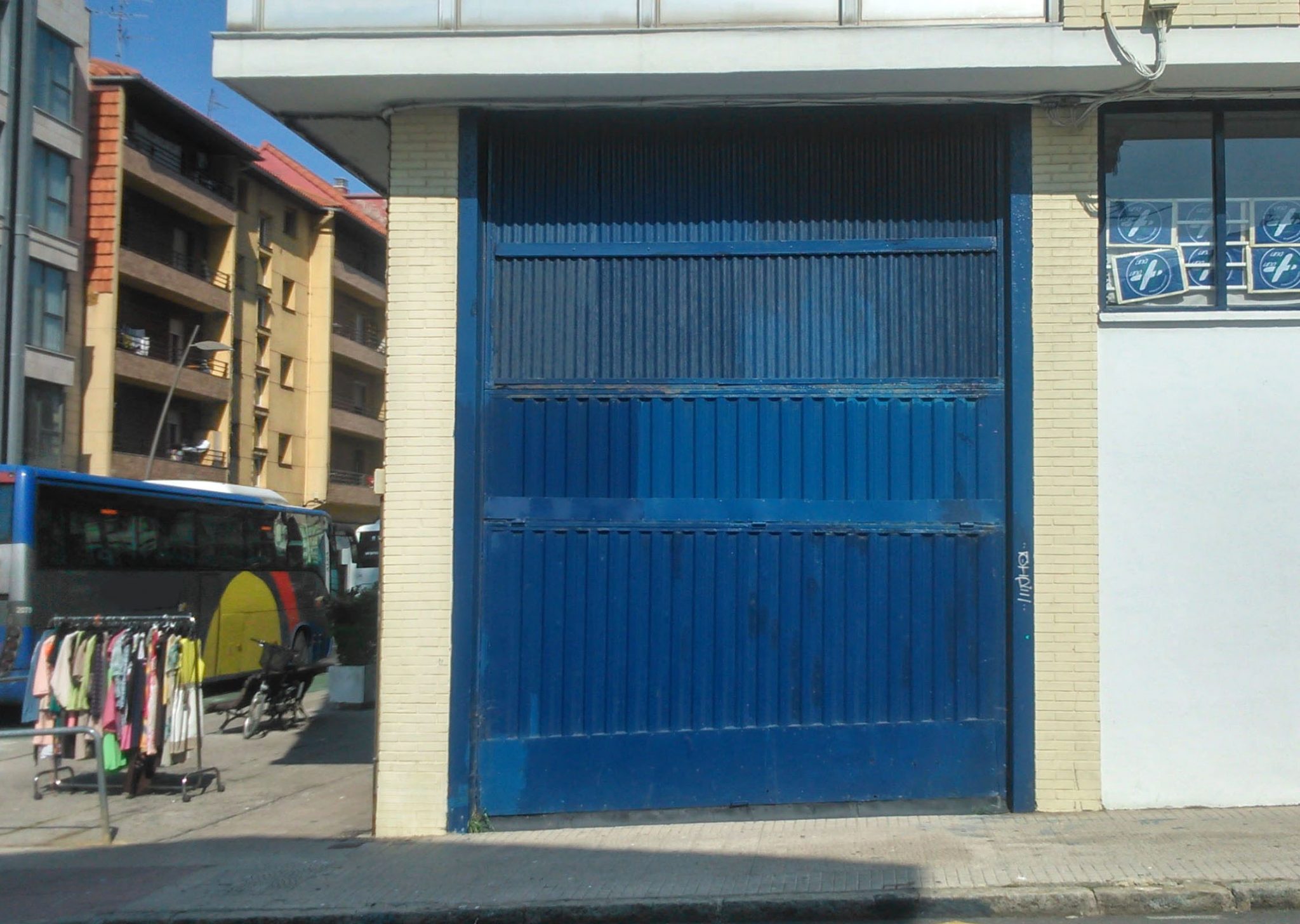 Fachada Una más Uno