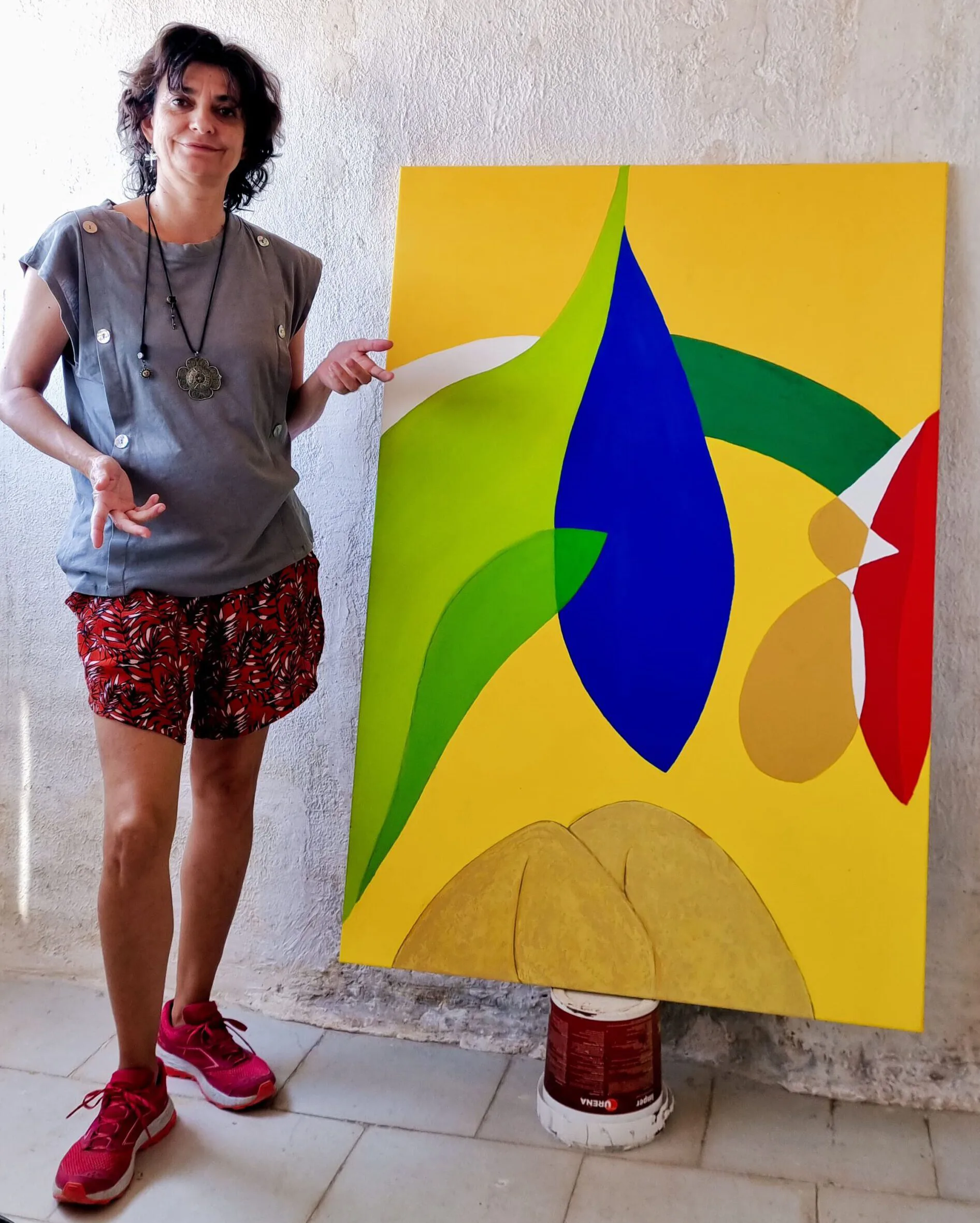 Aima Martin con pintura "Hoja"