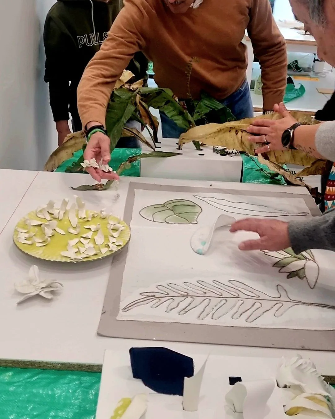 Obra Sensorial mesa de Aima Martin en su taller de la Fabrica de Creación de Santande